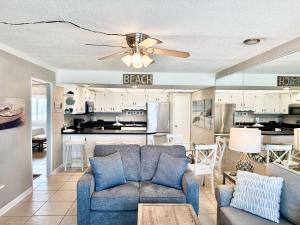 een woonkamer met een bank en een keuken bij Aqua Villa #405 in Fort Walton Beach