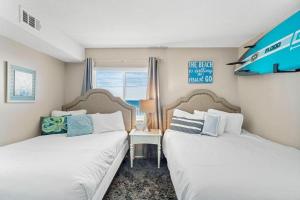 een slaapkamer met 2 bedden en een tafel met een raam bij Aqua Villa #405 in Fort Walton Beach +48 foto's