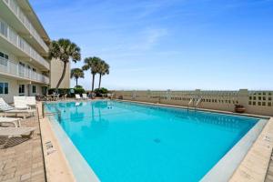 een groot blauw zwembad in een hotel bij Aqua Villa #405 in Fort Walton Beach