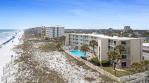 een luchtzicht op het strand en de gebouwen bij Aqua Villa #405 in Fort Walton Beach