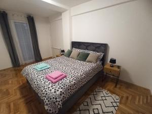 เตียงในห้องที่ Apartman Ozy