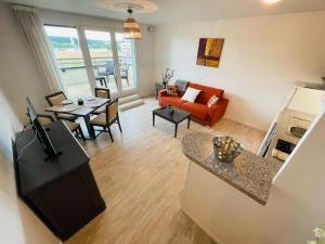 ein Wohnzimmer mit einem Tisch und ein Wohnzimmer mit einem Sofa in der Unterkunft Terrasse & Confort à Rouen - 396 in Rouen + 7 Fotos