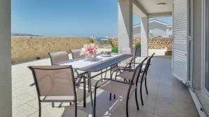 einen blauen Tisch und Stühle auf einer Terrasse in der Unterkunft Vila Romana by Resort Čulina in Metajna