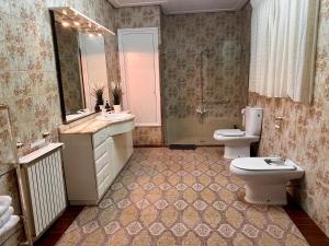 A bathroom at CAL GUINEU