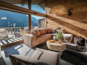 シャテルにあるChalet Amarou - OVO Networkのソファとテーブルのあるリビングルーム +14枚の写真