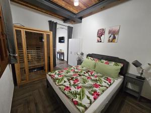 une chambre avec un lit avec une couverture verte dans l'établissement Residence Katrins, à San Giorgio in Salici