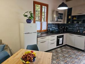 une cuisine avec une table avec un bol de fruits dessus dans l'établissement Residence Katrins, à San Giorgio in Salici