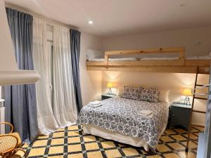 A bed or beds in a room at CAL GUINEU
