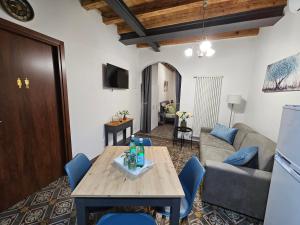 un salon avec une table et un canapé dans l'établissement Residence Katrins, à San Giorgio in Salici