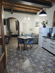 une cuisine et un salon avec une table et des chaises dans l'établissement Residence Katrins, à San Giorgio in Salici