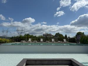 a swimming pool with chairs and water at Condos Vacances MSA -Avec parc aquatique gratuit in Beaupré