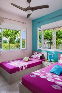 Postel nebo postele na pokoji v ubytování Costa Petra - Luxury Seaside Cottage with Garden - Vacation House for families in Greece