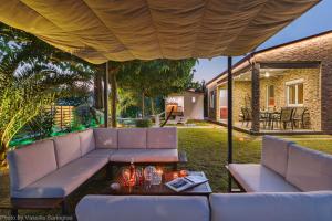 Posezení v ubytování Costa Petra - Luxury Seaside Cottage with Garden - Vacation House for families in Greece