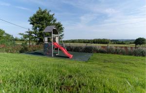 - une aire de jeux dans un champ avec toboggan rouge dans l'établissement Awesome Home In Bukori, à Baldaši 41 autres photos