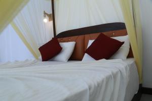 Un pat sau paturi într-o cameră la The Grand Yala Hotel
