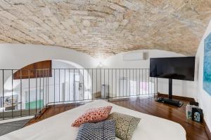 una camera da letto con un grande letto e un soffitto in pietra di Casa Valentina - Oasi di tranquillità e stile a Testaccio a Roma