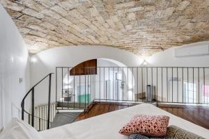 una camera con letto e soffitto in pietra di Casa Valentina - Oasi di tranquillità e stile a Testaccio a Roma