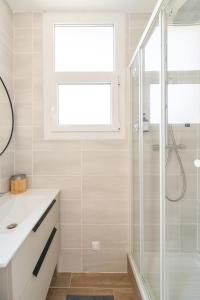 a bathroom with a shower and a sink at Bandol - Appartement Corneille in Bandol