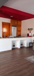 Dapur atau dapur kecil di Red Apartamento