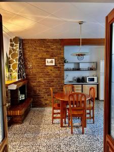 A kitchen or kitchenette at CAL GUINEU