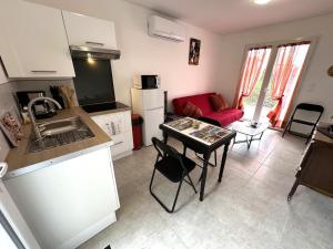 a kitchen and a living room with a table at Detente a deux in Saint-Martin-de-Seignanx