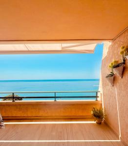ein Blick auf das Meer vom Balkon in der Unterkunft TerracottaBlue by Nat in Altea