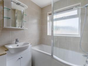 Ένα μπάνιο στο 3 Bed in Swanage 79405 +16 φωτογραφίες