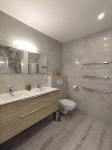 a bathroom with a sink and a toilet at Appartement proche mer, climatisé, netflix in Argelès-sur-Mer