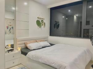 une petite chambre avec un lit et une fenêtre dans l'établissement Cố Đô Homestay, à Thôn Văn Dương