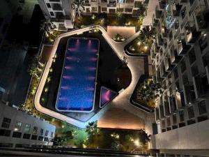 une vue aérienne d'une piscine dans un immeuble dans l'établissement Cố Đô Homestay, à Thôn Văn Dương