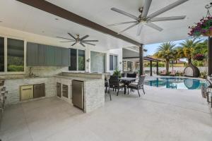 Αίθριο ή υπαίθριος χώρος στο Family 4BR Escape Pool Arcade Sleeps 12 L57
