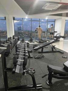 une salle de sport avec des rangées de tapis de course et des gens qui regardent par la fenêtre dans l'établissement Cố Đô Homestay, à Thôn Văn Dương