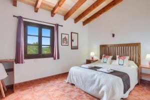 Postel nebo postele na pokoji v ubytování Villa Can Xanet de Baix by Villa Plus + 37 fotografií