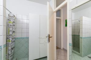 Ένα μπάνιο στο Apartment for 2 Kijac