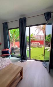 1 dormitorio con ventana grande con vistas al patio en VILLA Cooper l HEATED Pool l PVT Garden I GOLF I SEA VIEWS, en San Bartolomé 54 fotos más