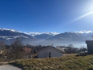 Un paisaje natural cerca del chalet de montaña