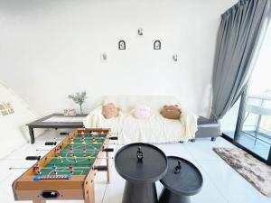 ein Wohnzimmer mit einem Tisch und einem Schachbrett in der Unterkunft Next to Paradigm Mall Escape JB,3BR, Up to 10 Person, in Johor Bahru