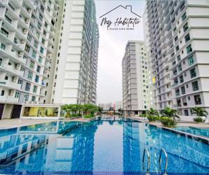 Der Swimmingpool an oder in der Nähe von Next to Paradigm Mall Escape JB,3BR, Up to 10 Person,