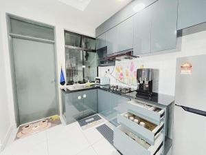eine Küche mit einer Glasscheibe und einem Kühlschrank in der Unterkunft Next to Paradigm Mall Escape JB,3BR, Up to 10 Person, in Johor Bahru