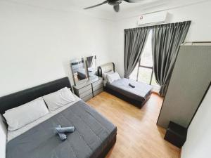 ein Wohnzimmer mit einem Bett und einem Spiegel in der Unterkunft Next to Paradigm Mall Escape JB,3BR, Up to 10 Person, in Johor Bahru + 37 Fotos