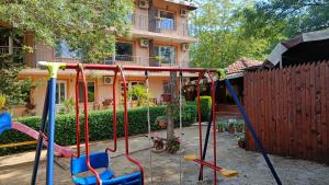 Ein Kinderspielbereich in der Unterkunft Вила Фернандес