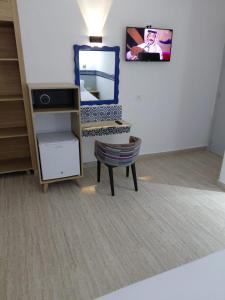 TV a/nebo společenská místnost v ubytování Hôtel Ennassim