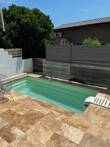 une piscine dans une cour clôturée dans l'établissement Les Issambres, à Roquebrune-sur Argens