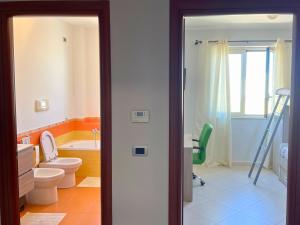 Un baño con inodoro, lavabo y ducha. en I Love Sicily, en Spadafora 21 fotos más