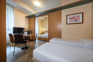 Giường trong phòng chung tại iH Hotels Milano ApartHotel Argonne Park