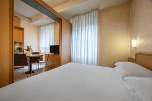Giường trong phòng chung tại iH Hotels Milano ApartHotel Argonne Park