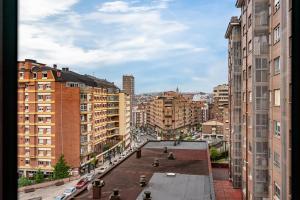 Blick auf eine Stadt mit hohen Gebäuden in der Unterkunft Apartamento Avenida del Mar in Oviedo