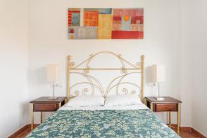 une chambre avec un lit et deux tables de nuit avec deux lampes dans l'établissement Las Lomas de Bonalba, à Mutxamel 18 autres photos