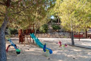 une aire de jeux avec un toboggan dans un parc dans l'établissement Las Lomas de Bonalba, à Mutxamel