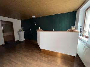 a bar in a room with a green wall at Pension Rosenhof am Bahnhof in Forst +29 photos